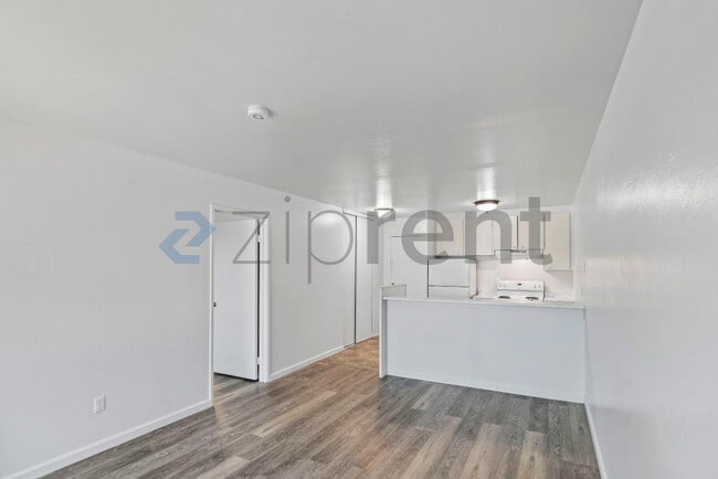 Building Photo - Unit 206