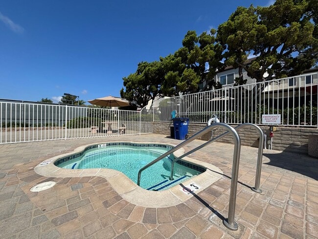Building Photo - Spacious 3BD/2.5BA Townhouse in UTC W/ 2-C...