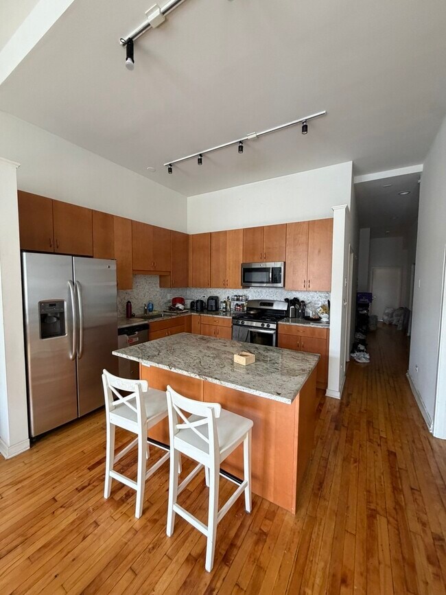 Building Photo - 1270 N Milwaukee Ave