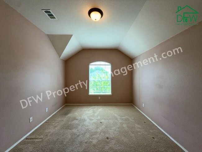 Building Photo - Elegant and Spacious 5-Bedroom Home for Lease in Fort Worth