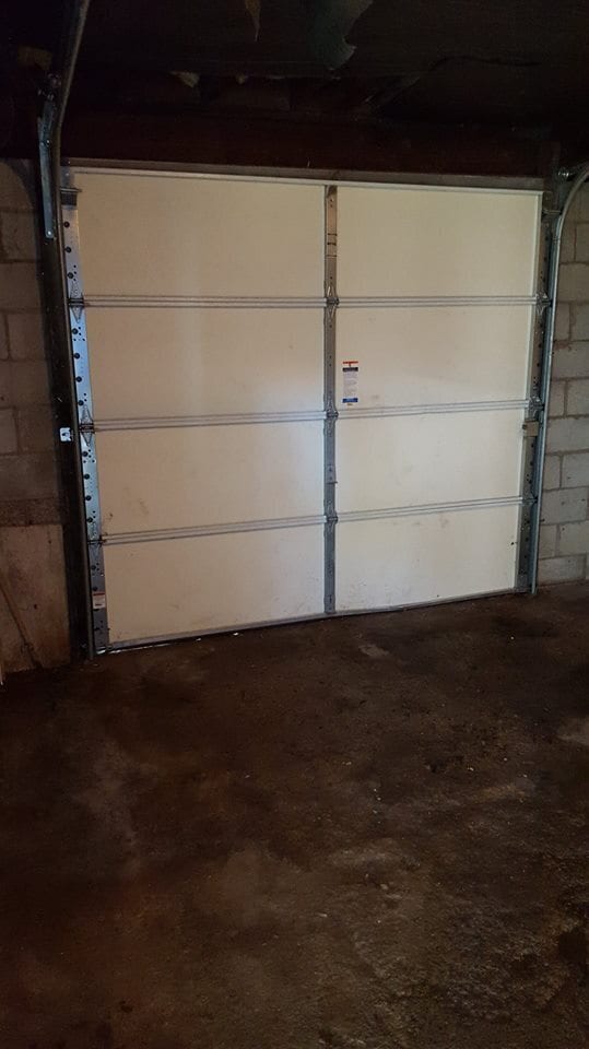 Building Photo - TWO BEDROOM HOME WITH GARAGE