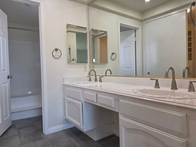 Building Photo - 27875 Avenida Armijo