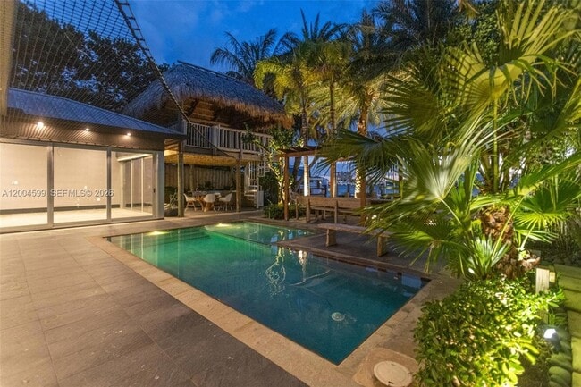 Building Photo - 2440 N Shore Terrace