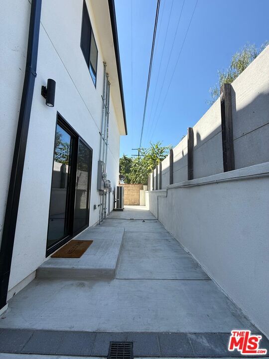 Building Photo - 11333 1/2 Delano St