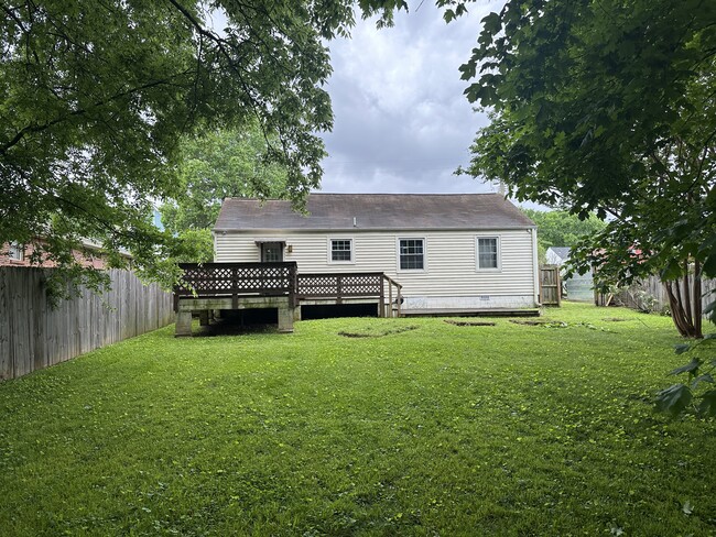 Building Photo - 905 Malquin Dr