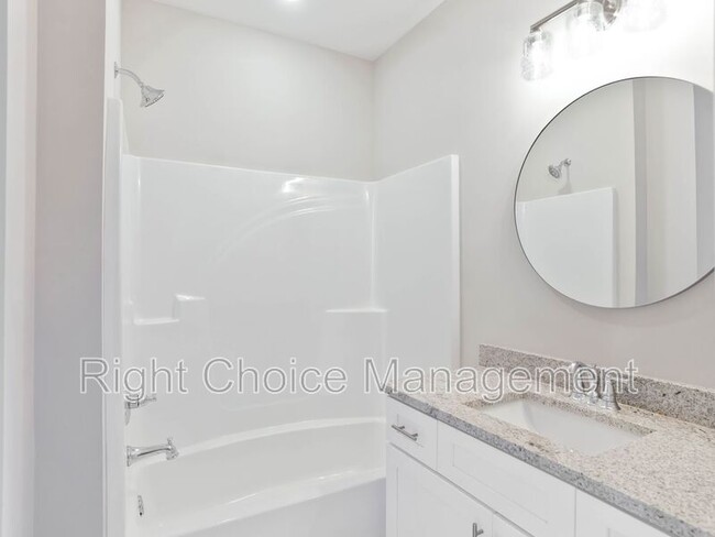 Building Photo - 630 Village Dr