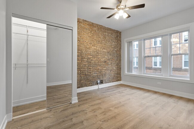 Building Photo - 6956 N Wolcott Ave