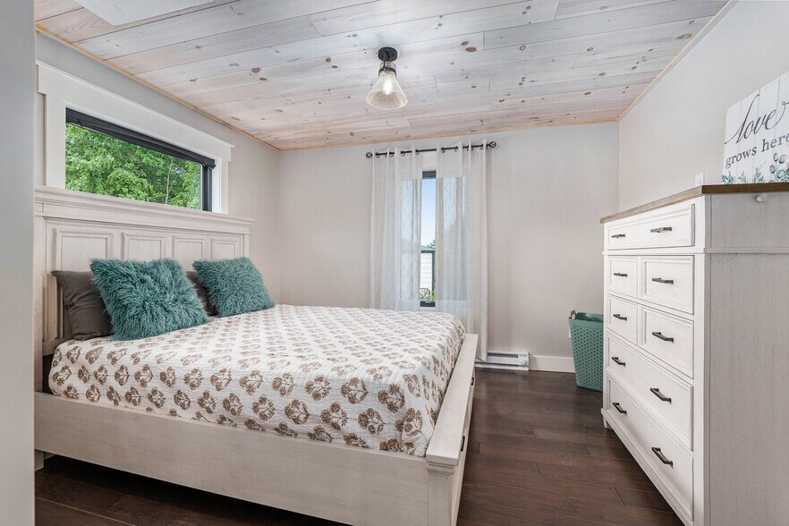 Guest bedroom #1 - 8481 Blackman Rd