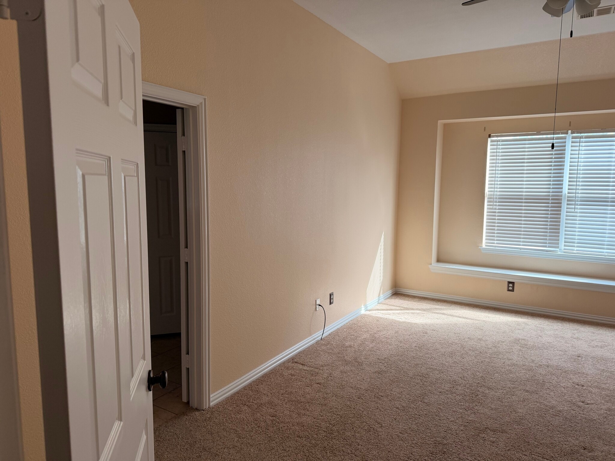 Building Photo - 10133 Sanden Dr