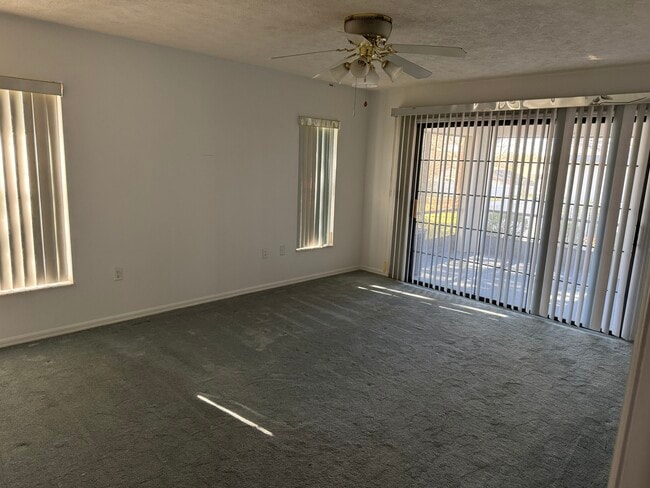 Building Photo - 1050 S Crystal Glen Dr