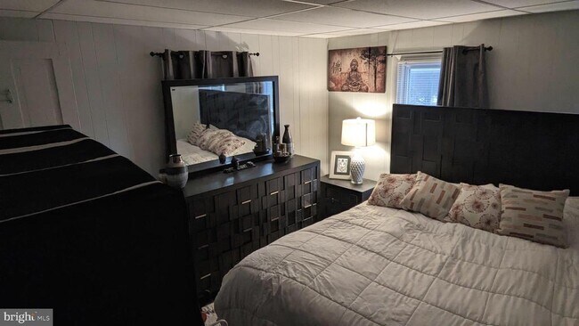 Building Photo - 604 W Holly Ave