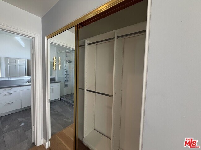 Building Photo - 1247 Barry Ave