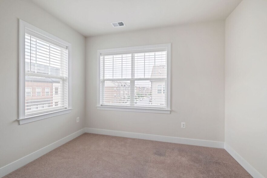 Building Photo - 143 Rubens Dr
