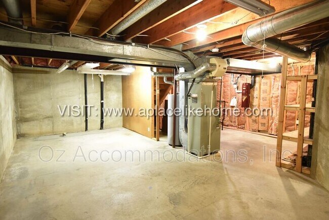 Building Photo - 1140 SW Huntington Rd