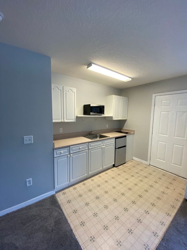 Building Photo - 613 Coconut Palm Way