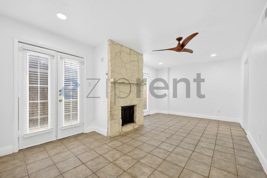 Building Photo - 4624 San Jacinto St