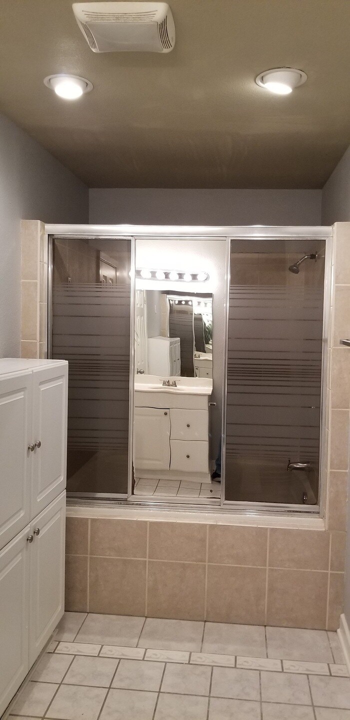 Building Photo - 1002 Quebec Dr