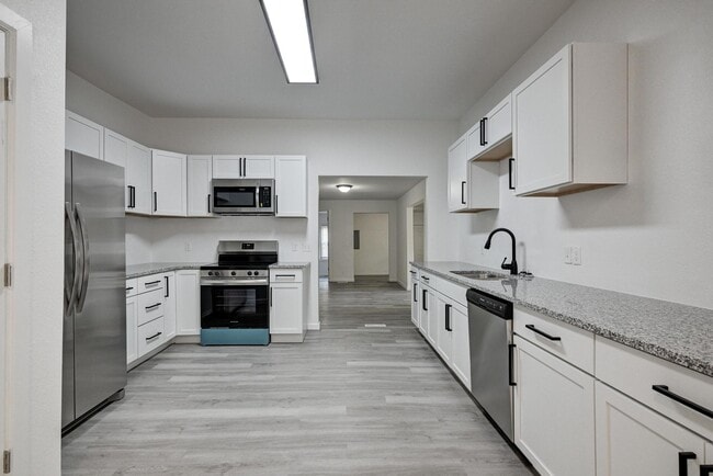 Building Photo - 1519 S Sergeant Ave