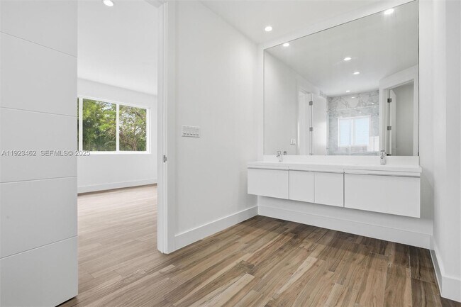 Building Photo - 2852 SW 32nd Ct