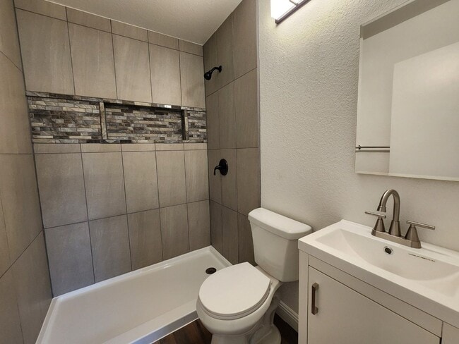 Building Photo - Renovated Beauty with a full-service Casita