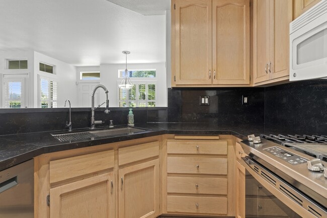 Building Photo - 12650 Springbrook Dr
