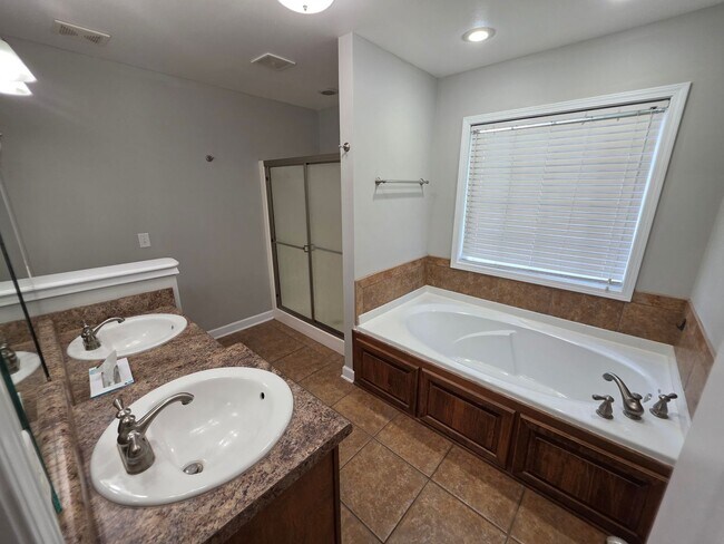 Building Photo - 107 Camellia Dr
