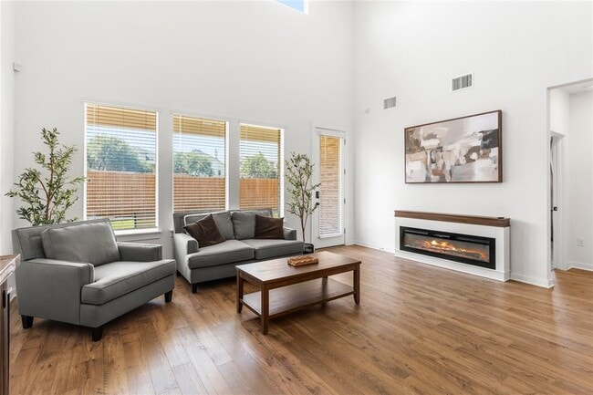 Building Photo - 1828 Walnut Grv Bnd