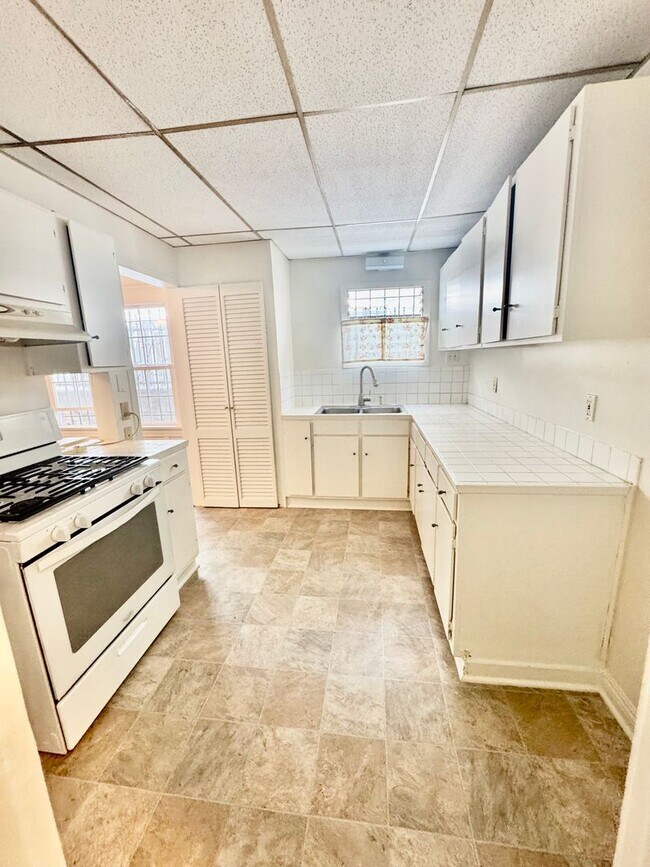 Building Photo - Spacious Unit