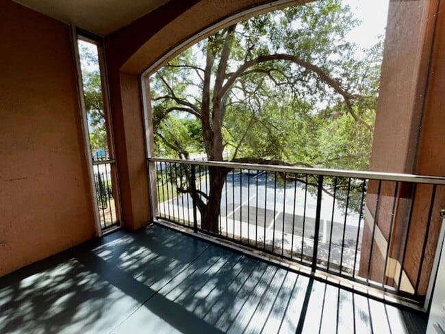 Building Photo - MOVE IN NOW! 2x2 WITH FRESH INTERIOR PAINT & LAMINATE WOOD FLOORING! PRIVATE BALCONY!!!