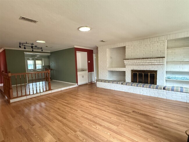 Building Photo - 16439 Hickory Knoll Dr