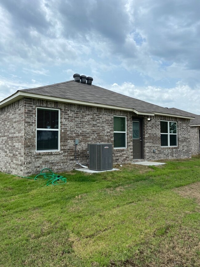 Building Photo - Three Bedroom | Two Bath Home in White Oak...