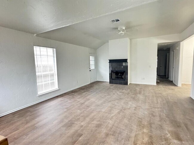 Building Photo - 223 W 6th St