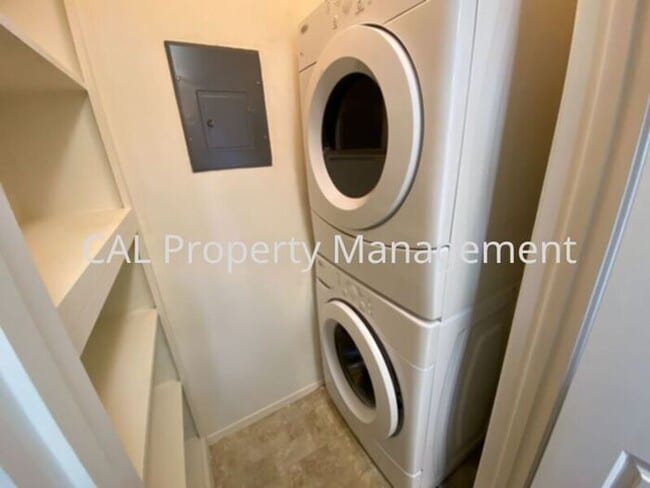 Building Photo - Upper level 2 bedroom & 1 bathroom condomi...