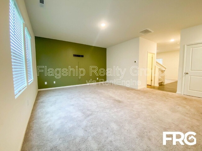 Building Photo - 300 Kenison Way