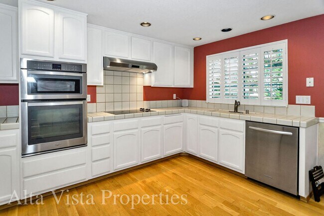 Building Photo - Beautiful Dual Master bedroom Townhome in ...