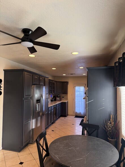 Building Photo - 10838 Floral Dr