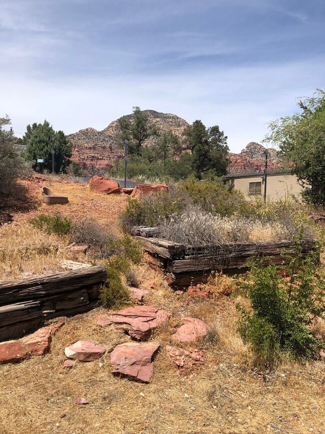 Building Photo - Beauty and Convenience! Remodeled, Fully F...
