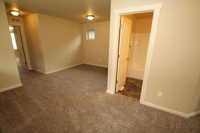 Building Photo - Three bedroom house in Hazel Dell - AC / B...