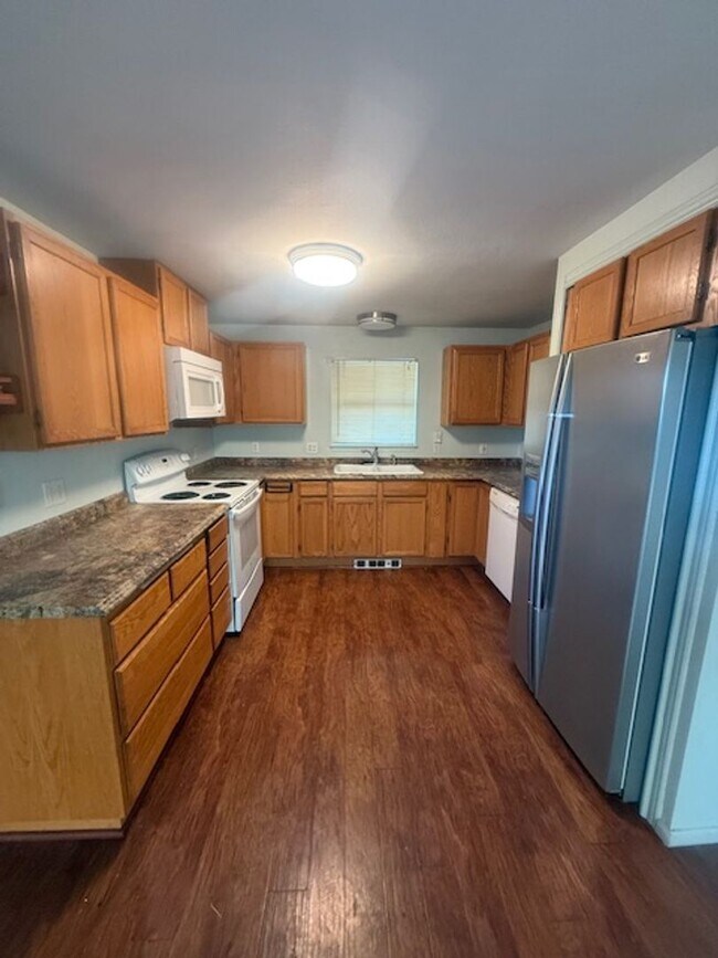 Building Photo - Beautiful West Eugene Home