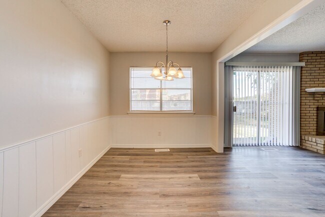 Building Photo - Newly renovated 3 bed / 2 Bath in Tulsa! Available Mid June!