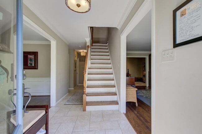 Building Photo - Cool Colonial in North Chevy Chase!