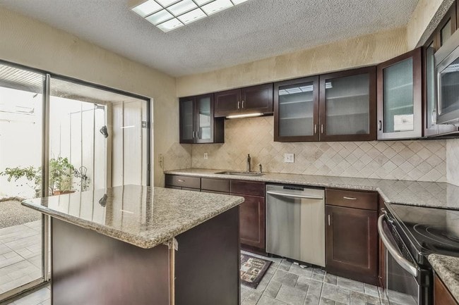 Handy Breakfast Sitting Area - 2816 Windchase Blvd