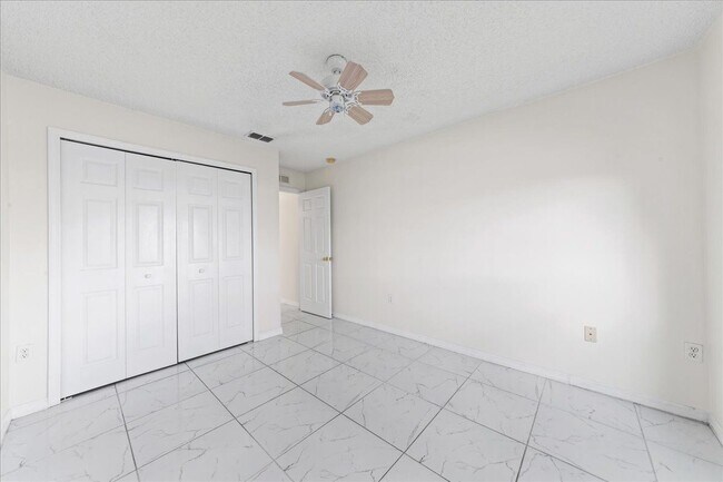 Building Photo - 2165 Redwood Cir