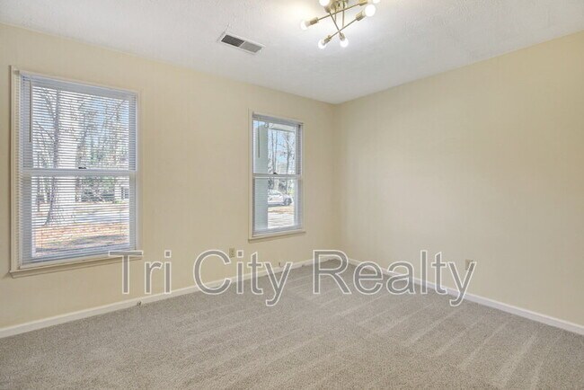 Building Photo - 216 Shadowood Ln