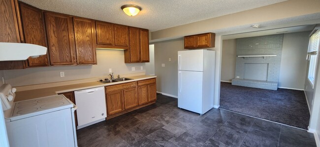 Building Photo - 2 BEDROOM TOWNHOME FOR RENT