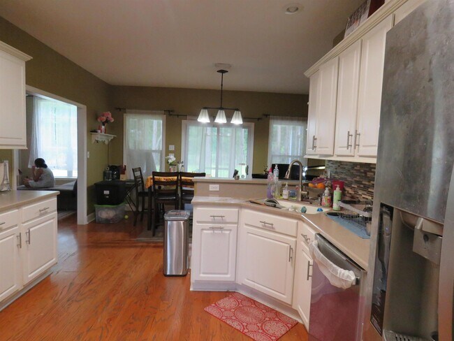 Building Photo - 8113 Glenmore Dr