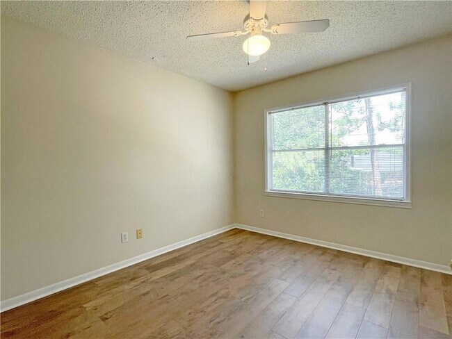 Building Photo - 109 Silverwood Dr