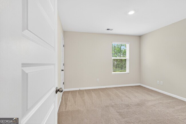 Building Photo - 122 Silver Birch Pass