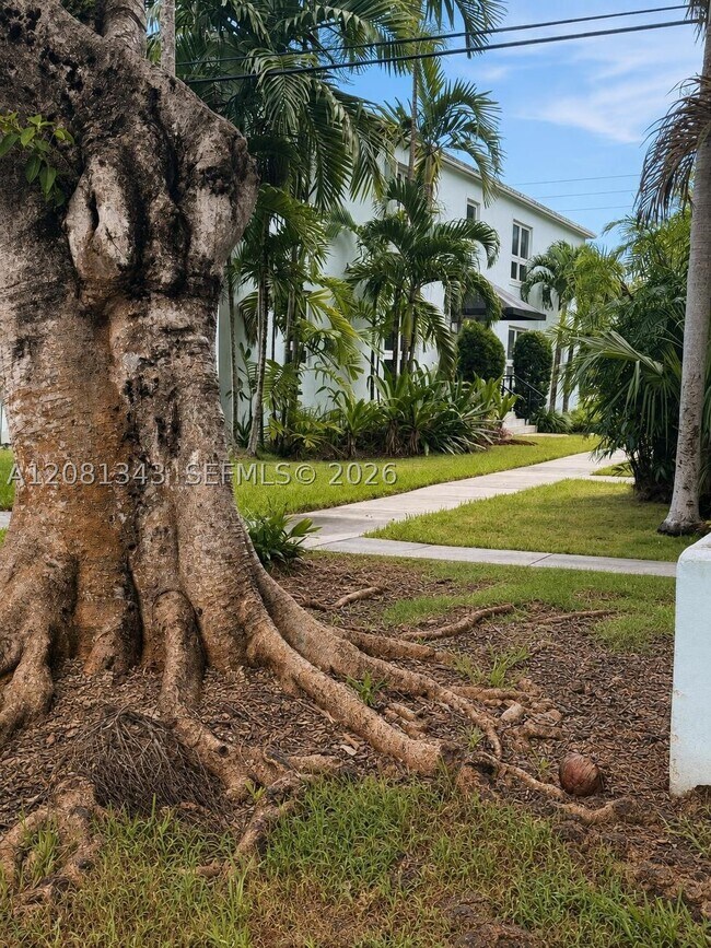 Building Photo - 7715 SW 57th Ave