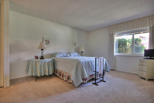 Building Photo - Beautifully updated two bedroom two bath i...